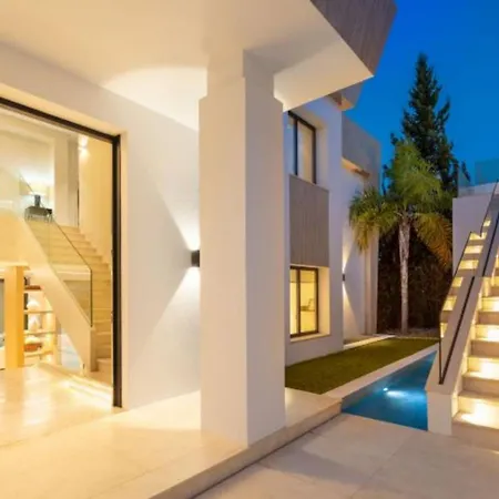 Luxury Contemporary With Panoramic Views بودروم
