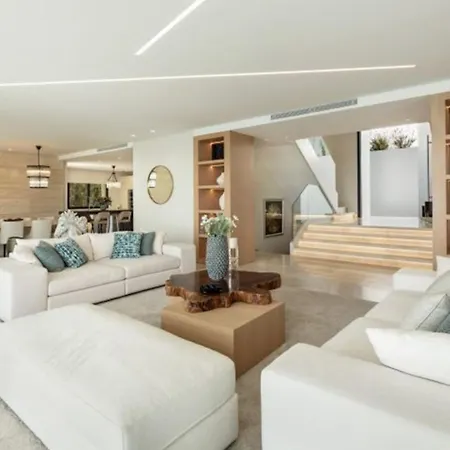Luxury Contemporary With Panoramic Views شقة بودروم