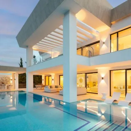 Luxury Contemporary With Panoramic Views 公寓 *